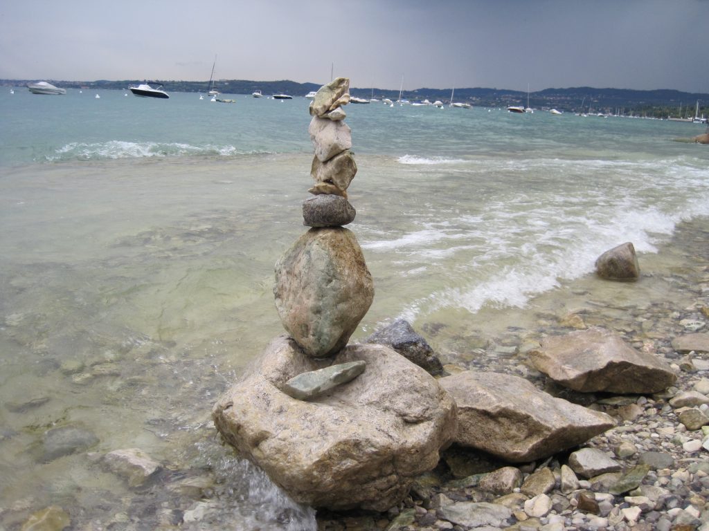 Steinmännchen im Wasser als Sinnbild für Balance und Stabilität bei der Raucherentwöhnung durch Hypnose